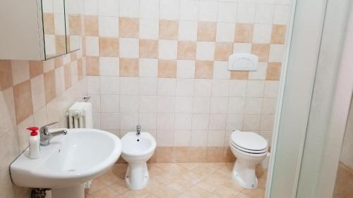 uma casa de banho com um lavatório e um WC em B&B da Mino em Grottaglie