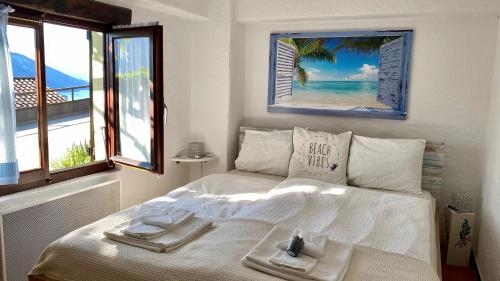 una camera con letto e vista sull'oceano di Beautiful small apartment with Lago Maggiore view a Brissago