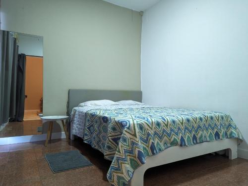 格蘭貝伊的住宿－Residence Keoli，一间卧室配有床,床上装有被子