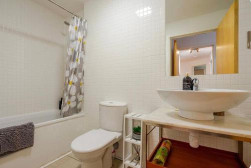 bagno bianco con lavandino e servizi igienici di City centre 2 bedroom flat sleeps 7 with free parking a Edimburgo