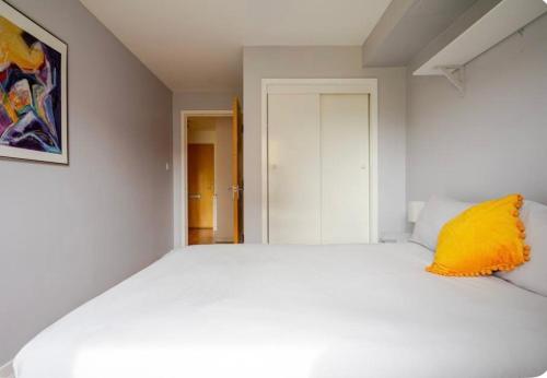 Postel nebo postele na pokoji v ubytování Central Spacious Retreat Close to Royal Mile with Full Fibre Wi-fi & Free Parking