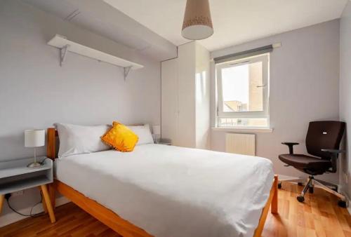 En eller flere senge i et værelse på City centre 2 bedroom flat sleeps 7 with free parking