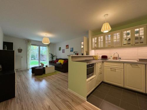 Η κουζίνα ή μικρή κουζίνα στο L'é-crin, appartement deux pièces avec jardin
