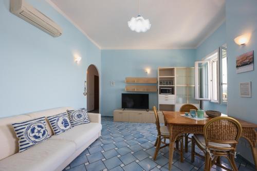 uma sala de estar com um sofá e uma mesa em La Casina Azzurra Sul Mare em Portoferraio