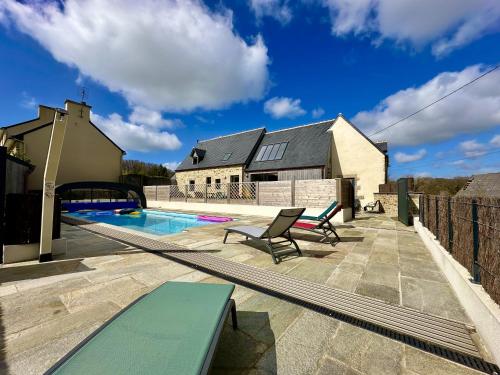 une maison avec piscine à côté d'une maison dans l'établissement Ty Breignou Coz superbe demeure bretonne, à Bourg-Blanc