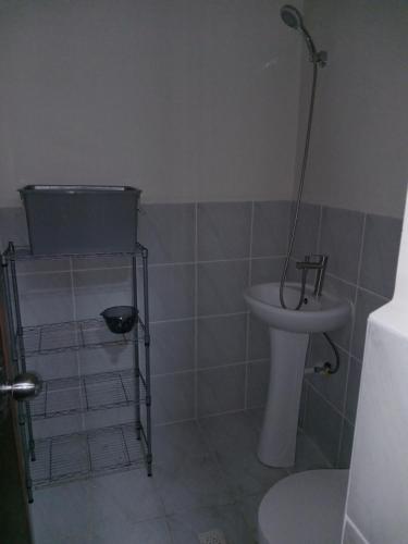 een badkamer met een witte wastafel en een toilet bij Haven of Deities Property Rental in Lapu Lapu City