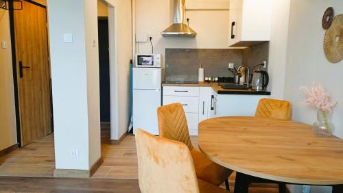 Η κουζίνα ή μικρή κουζίνα στο Drzewna Apartamenty - Władysława