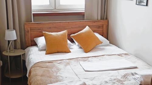 Ένα ή περισσότερα κρεβάτια σε δωμάτιο στο Drzewna Apartamenty - Władysława