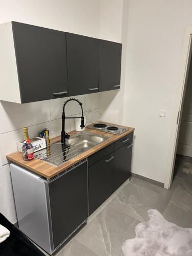 een keuken met een wastafel en een aanrecht bij Apartment 2 in Duisburg-Mitte, Altstadt in Duisburg