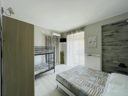 La Dama dell'Etna في نيكولوسي: غرفة نوم مع سرير بطابقين وغرفة مع سرير بطابقين