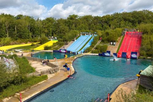 un parc aquatique avec deux toboggans dans l'eau dans l'établissement Charmante Maison de village avec linge fourni - plage à 12km, à La Jonchère