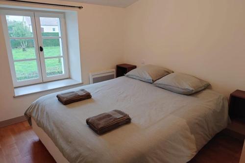 - une chambre avec un grand lit et 2 paniers dans l'établissement Charmante Maison de village avec linge fourni - plage à 12km, à La Jonchère