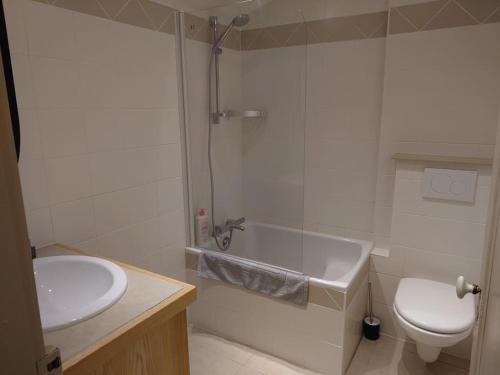 une salle de bain blanche avec un lavabo et des toilettes dans l'établissement Charmante Maison de village avec linge fourni - plage à 12km, à La Jonchère