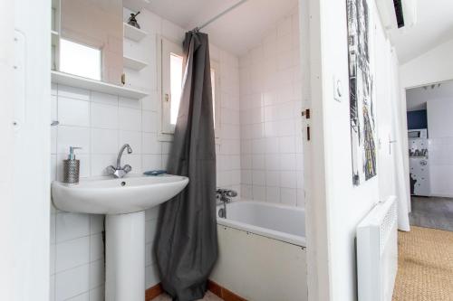 une salle de bain avec un lavabo et une baignoire dans l'établissement T2 Toulouse 40m2, Lit Queen Size, Climatisation, quartier sympa, Terrasse, à Toulouse