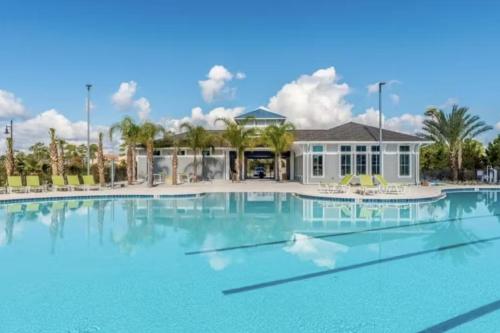 una gran piscina frente a un complejo en Summer Breeze at Lost Key Golf & Beach Club, en Pensacola