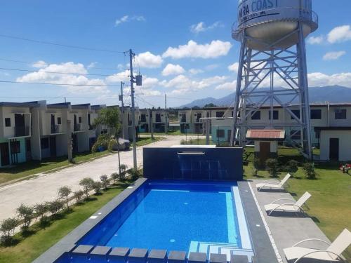 una piscina en la azotea de un edificio con una torre de agua en Casa Mira Coast Apartment with Motorbike, en Dumaguete