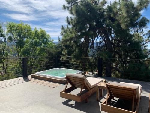 La alberca dentro o cerca de Majestic Residence with views of the lake and woods!