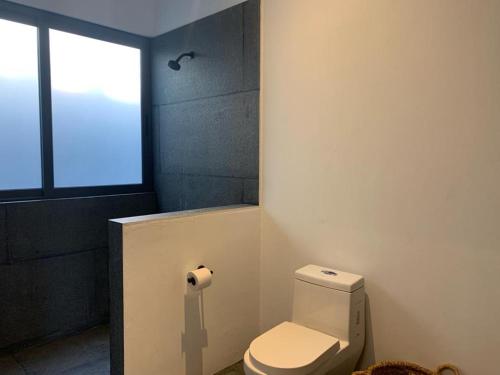 Un baño de Majestic Residence with views of the lake and woods!