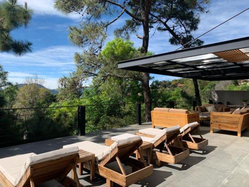 Un balcón o terraza en Majestic Residence with views of the lake and woods!