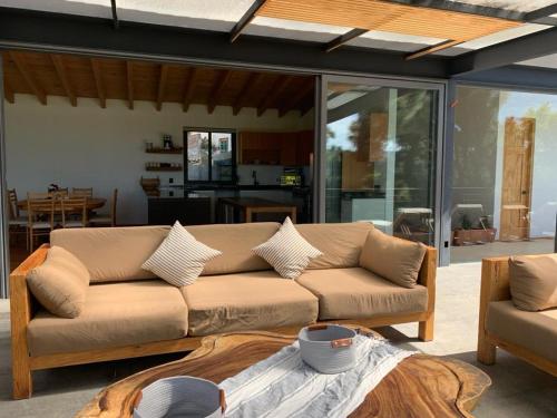 Un lugar para sentarse en Majestic Residence with views of the lake and woods!