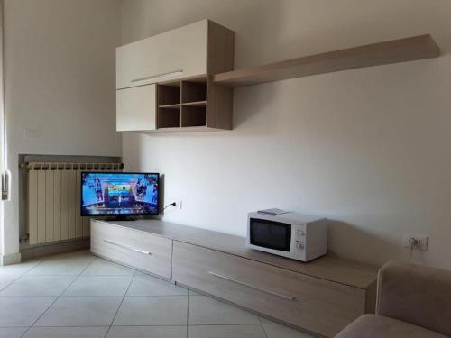 a living room with a tv and a microwave at Sottomarina Beach Life in Sottomarina