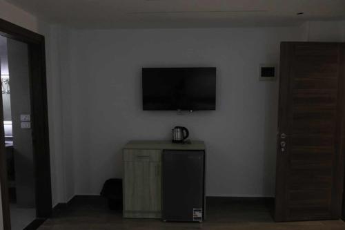 A television and/or entertainment centre at Alhosry rose motel