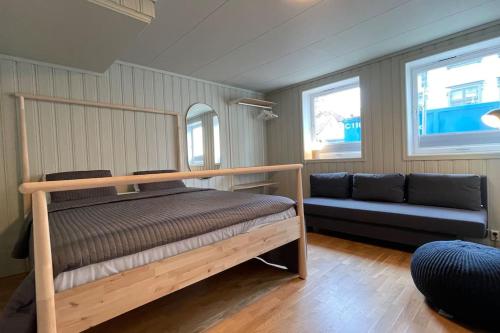 una camera con un letto e un divano e due finestre di Ledaal Place 1 by Stavanger BnB a Stavanger