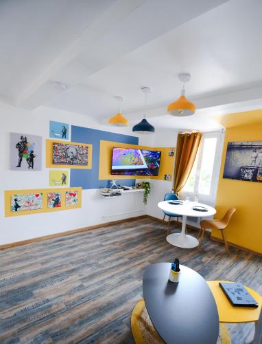 d'un salon avec des murs jaunes et bleus. dans l'établissement Le Banksy, à La Seyne-sur-Mer