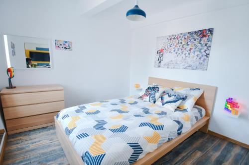 une chambre avec un lit avec une couette bleue et blanche dans l'établissement Le Banksy, à La Seyne-sur-Mer