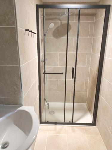 une douche dans une salle de bain avec toilettes et lavabo dans l'établissement L'éolienne, à Valensole