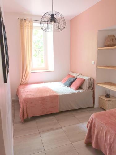 une chambre avec un lit et une fenêtre dans l'établissement L'éolienne, à Valensole