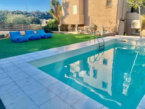 una piscina in un cortile accanto a una casa di Astali Villa a Stalida