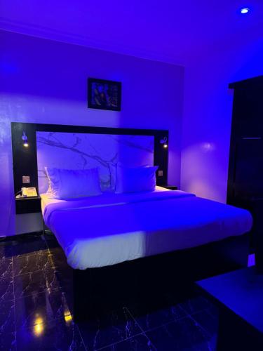 Postel nebo postele na pokoji v ubytování Posh Hotel and Suites Ikeja