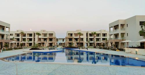 Kolam renang di atau dekat dengan Luxury Garden Chalet at Azha with large pools beside Azha lagoon - Family only