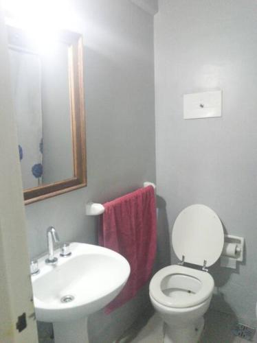 uma casa de banho com um WC branco e um lavatório. em Alegre y práctico departamento en Recoleta em Buenos Aires