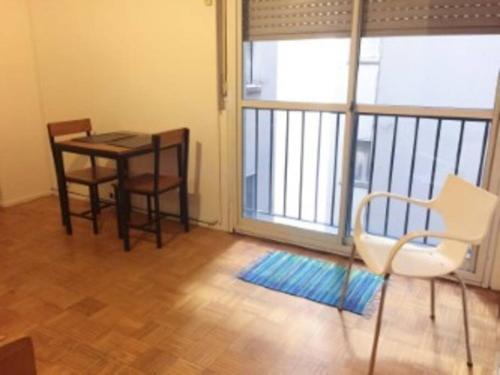 uma sala de jantar com mesa e cadeiras e uma varanda em Alegre y práctico departamento en Recoleta em Buenos Aires