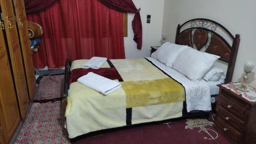 1 dormitorio con 1 cama con 2 toallas en sweet Atlas hollydays, en Azrou