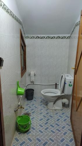 La salle de bains est pourvue de toilettes et d'un seau vert. dans l'établissement sweet Atlas hollydays, à Azrou