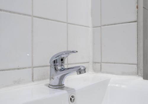a sink with a silver faucet in a bathroom at One bedroom Flat Free Parking in London