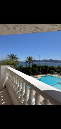 - un balcon avec balustrade blanche à côté de la piscine dans l'établissement Cannes appartement vue mer , piscine, à Cannes