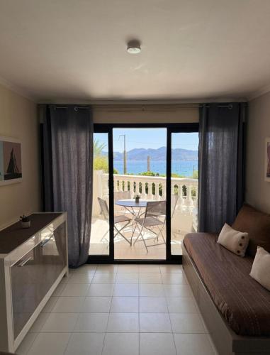 - une chambre avec un lit et une vue sur une terrasse dans l'établissement Cannes appartement vue mer , piscine, à Cannes