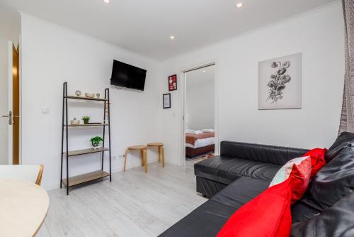 a living room with a couch and a table at Mia guest House R/C in Setúbal