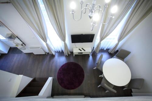 una oficina con escritorio, silla y TV en d.Five Chain Bridge Apartment, en Budapest