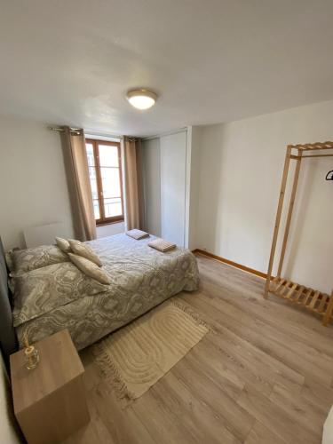 une chambre avec un lit et un parquet dans l'établissement Le Cosy Montferrandais, à Clermont-Ferrand