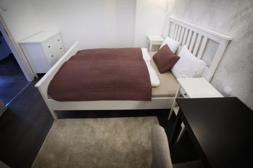1 dormitorio pequeño con 1 cama y 1 sofá en Chain Bridge Apartment en Budapest