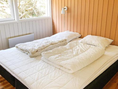 een ongeëvenaard bed in een kamer met 2 kussens bij Holiday home Nørre Nebel CXXV in Nørre Nebel