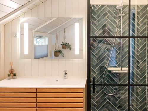 een badkamer met een wastafel en een spiegel bij Holiday home Nørre Nebel CXXV in Nørre Nebel