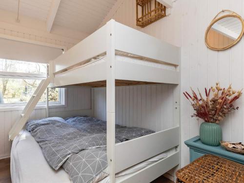 Двухъярусная кровать или двухъярусные кровати в номере Holiday home Hals CXXV