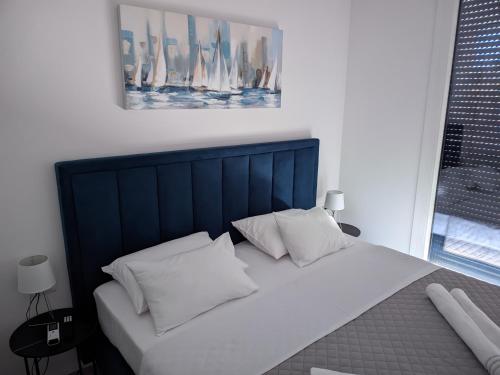 Giường trong phòng chung tại Design Apartment Split