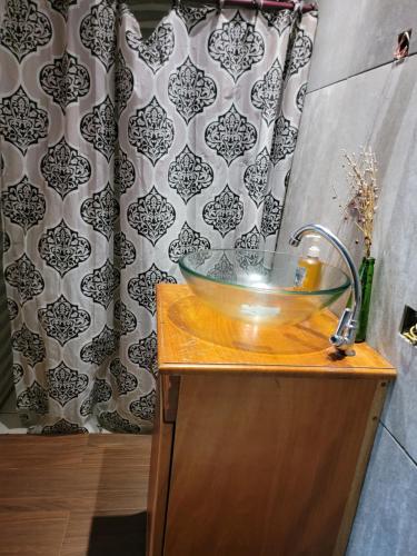 ein Badezimmer mit einem Glaswaschbecken auf der Theke in der Unterkunft Restaurante y Hostal Romayor in El Congo